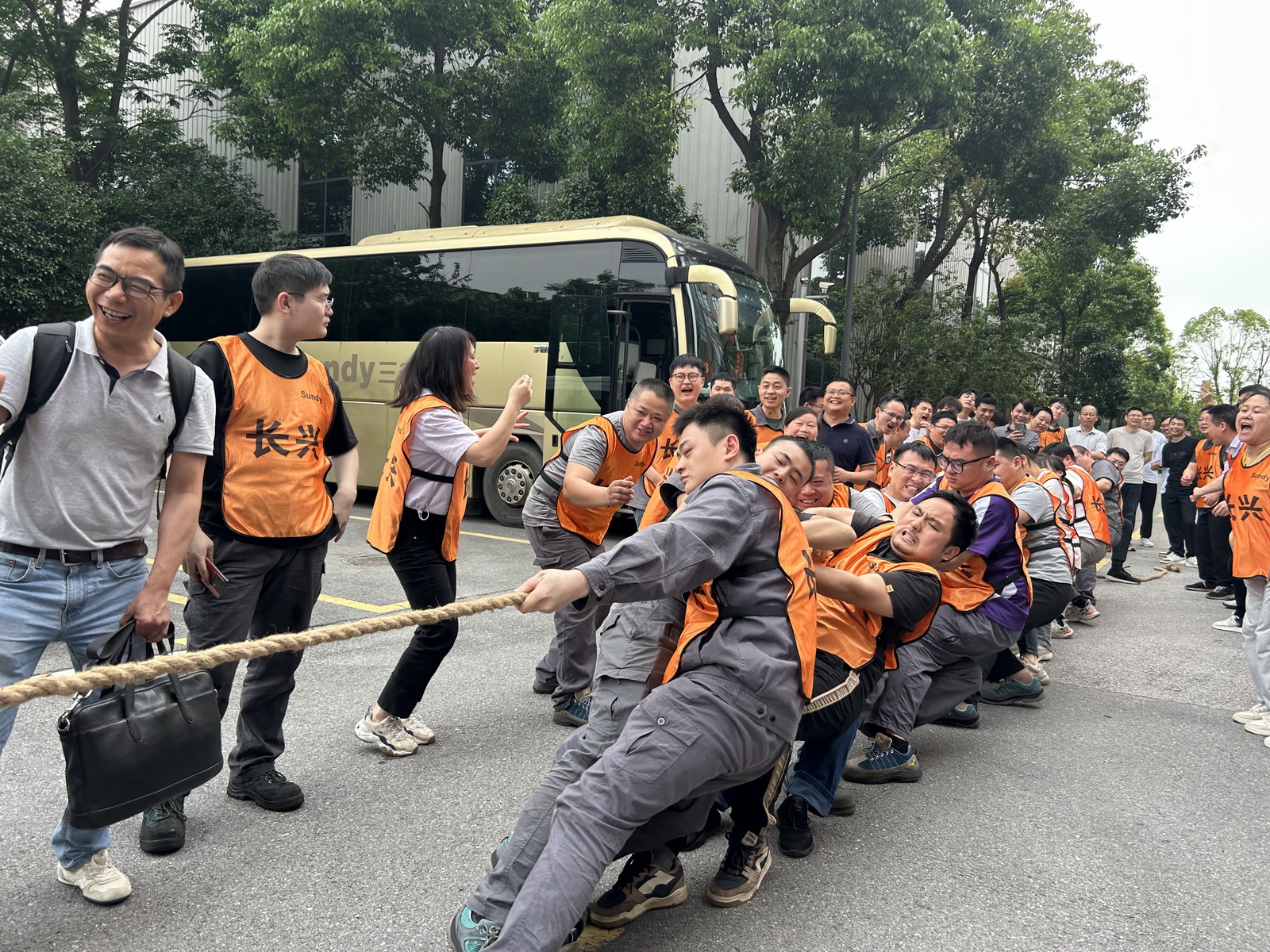 加油！加油！凝“绳”聚力，，，，，，“888集团电子官方网站杯”首届拔河角逐火热开赛